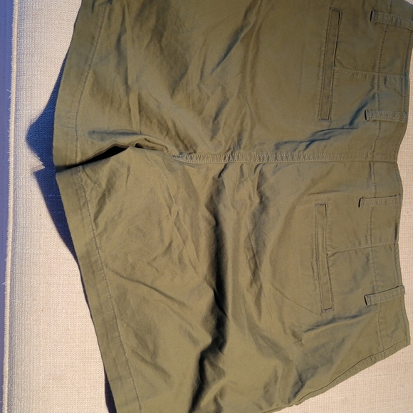 Gap women's army green shorts size 14 - Picture 2 of 2